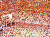 “Obliteration Room” Yayoi Kusama: spontaneità bambini diventa arte