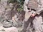 Soldati urinano cadaveri afgani