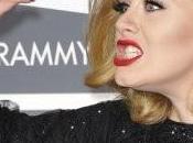 Grammys: Adele tutta smorfia mentre trionfa