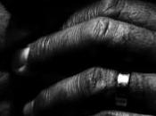 Giovane madre lancia dalla finestra figlioletta