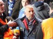 foto-bandiera della roma allo stamford bridge tifoso buttato fuori!