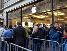 Esce nuovo iPad: migliaia dall’alba fila davanti negozi