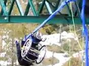Ragazza paraplegica bungee jumping carrozzina -video