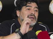 Maradona capriola panchina dopo l'errore dell'attaccante dell'Al Wasl (VIDEO)