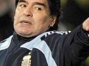 Video-”Le iene olandesi” caccia tifoso Napoli prese scarpette Maradona durante festeggiamenti campo primo scudetto
