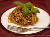Elogio pomodoro secco: Spaghetti pesto pomodori essiccati, basilico mandorle